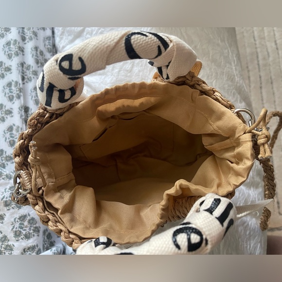 Chic Tan Woven Crossbody Bag with White Handles - Picture 5 of 8